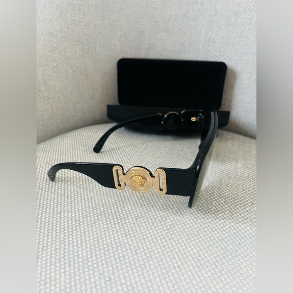Stylish Versace Black Sunglasses with Gold Accents - Picture 4 of 11